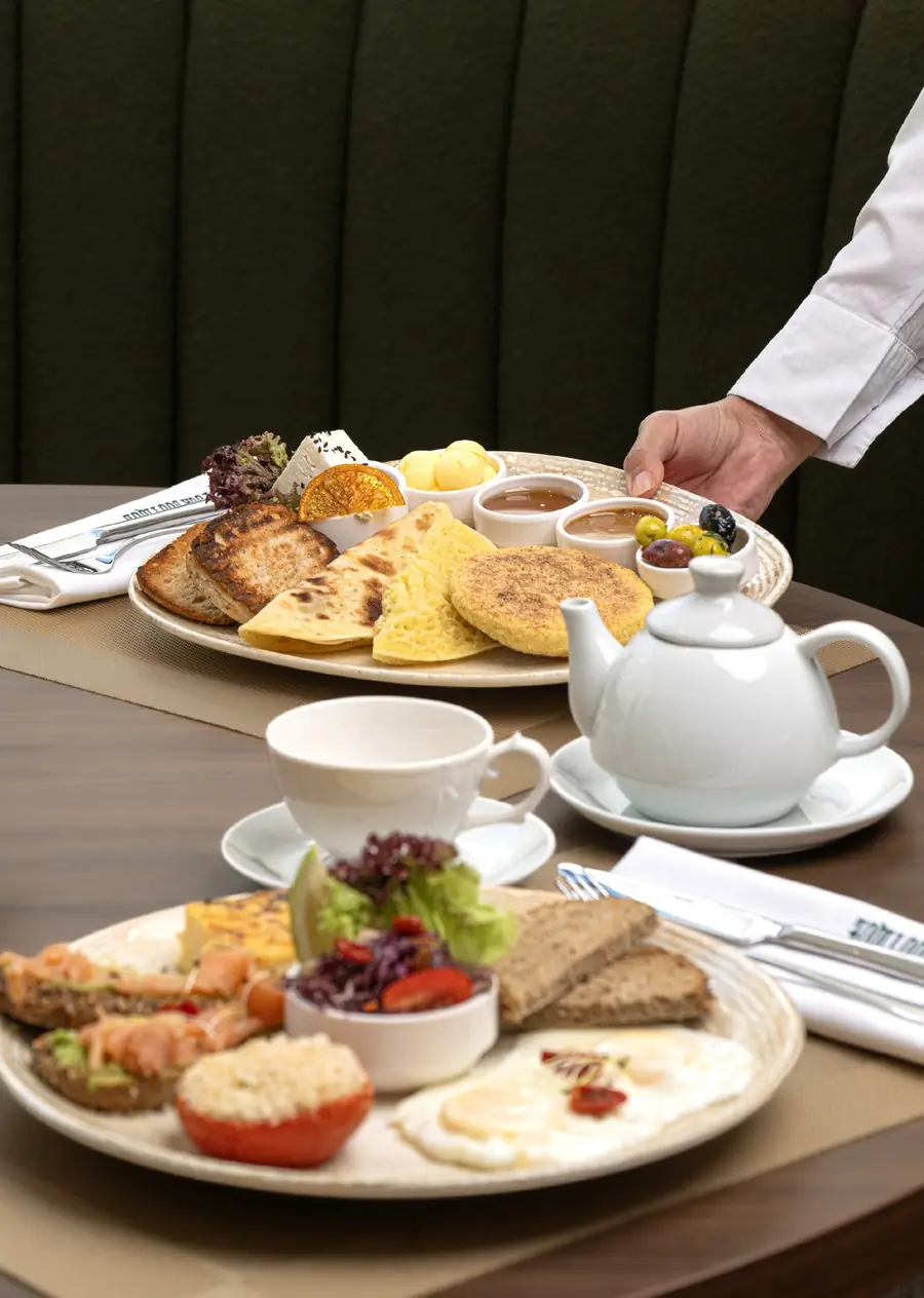 Petit-déjeuner à La Fuga Boutique : plateau marocain, msemen, baghrir, olives, thé servi à table