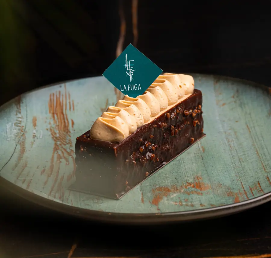 Entremets glacé au chocolat et fruits secs, quenelles de crème, losange céladon La Fuga planté au sommet