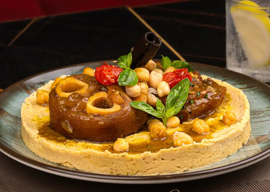 Hargma fondante et pois chiches sur lit de houmous, tomates confites et basilic, plat céladon