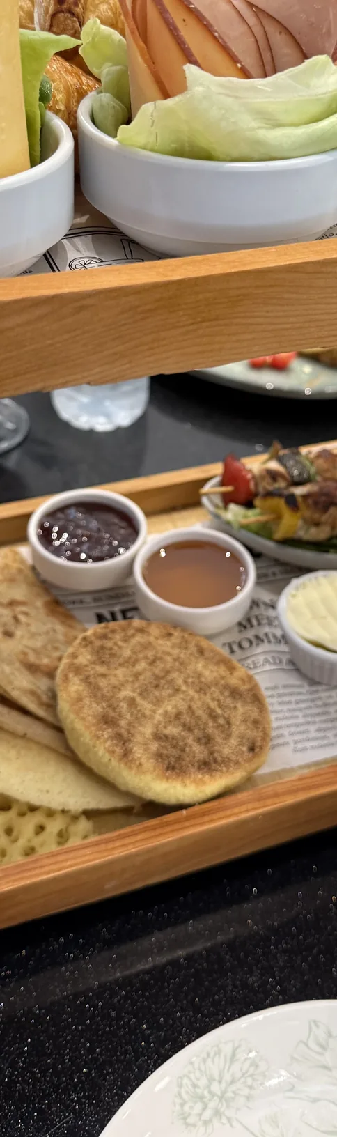 Plateau du petit-déjeuner à étages : msemen, baghrir, harcha, miel et confiture